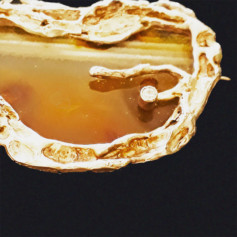 Neolitik Tan Yeri | Asimetrik Broş 925 ayar sarı ve beyaz gümüş, değerli Baltık Amber taşı üzeri tek pırlanta | Aysen Timuçin